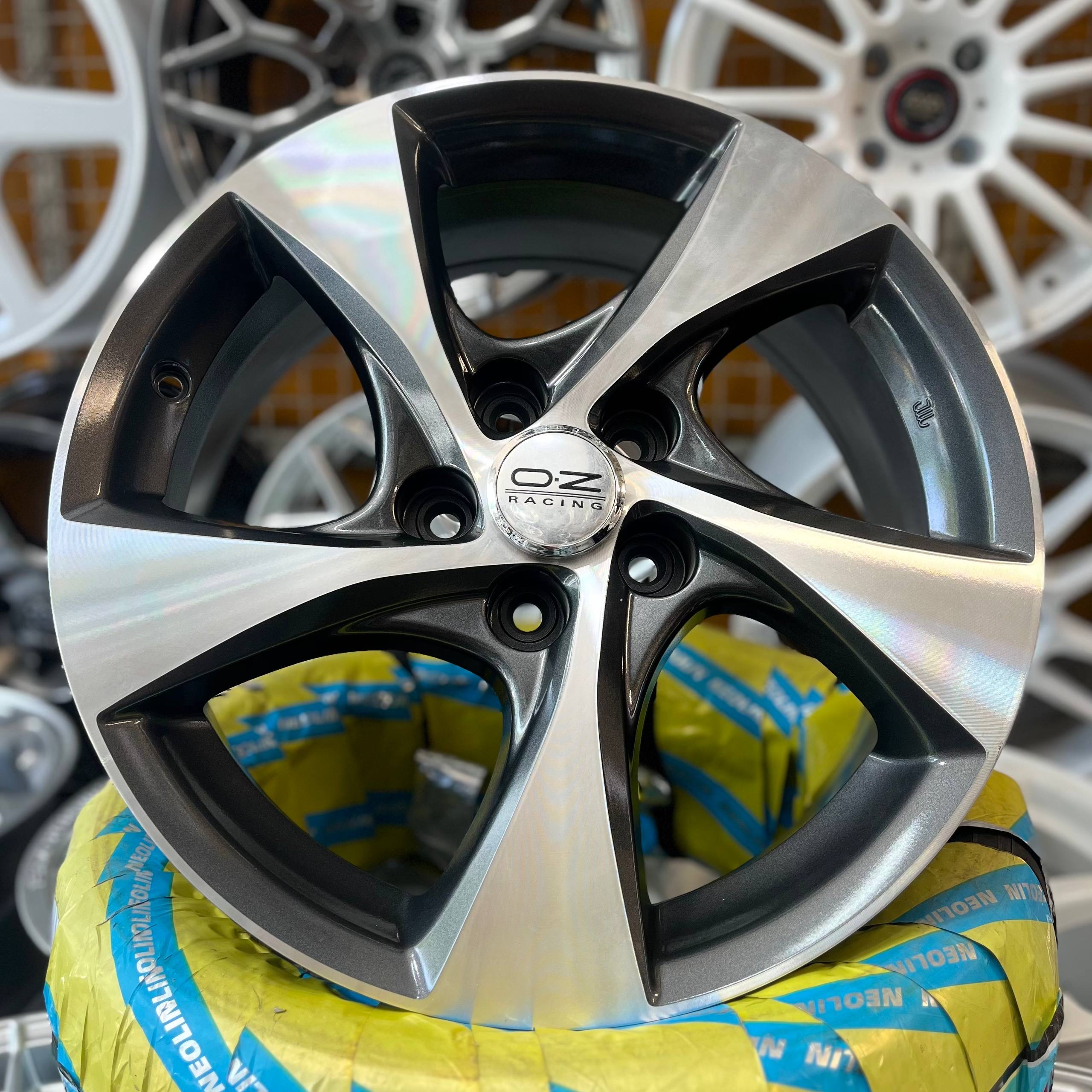 رینگ OZ Racing اوزد سایز 17 تراش دودی اورجینال استوک