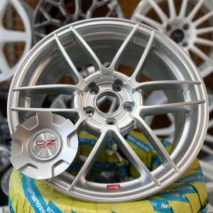 رینگ OZ Racing اوزد سینفونیا سایز 17 نقره‌ای همراه کاپ و آرم